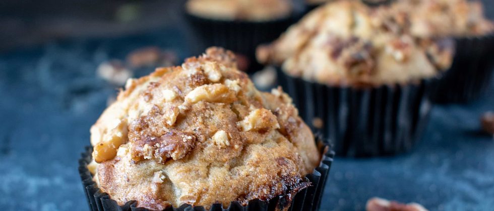 Mini muffins with pecans and cinnamon
