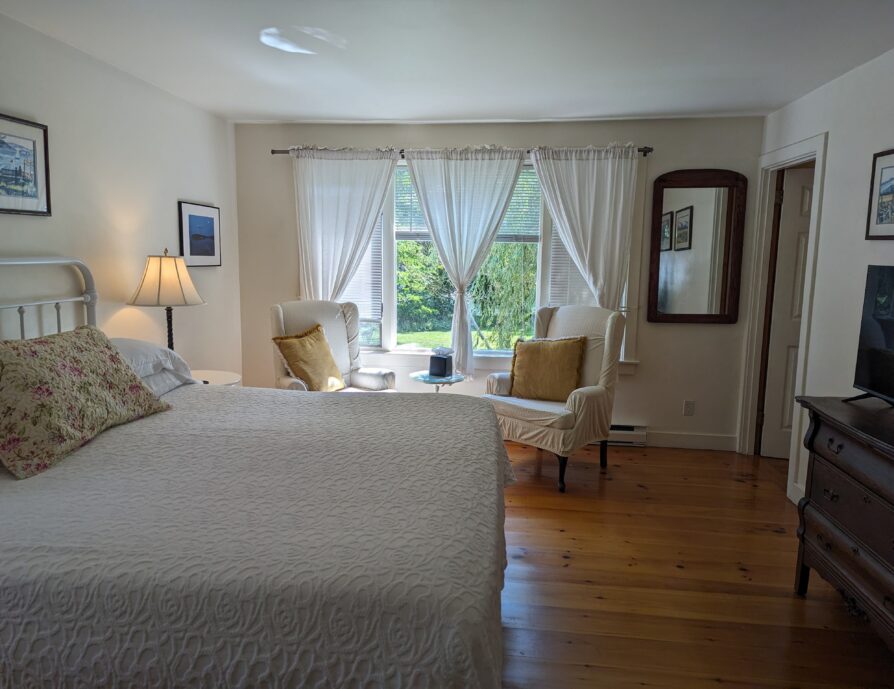 Cape House Studio room with a king bed and a twin bed next to the window