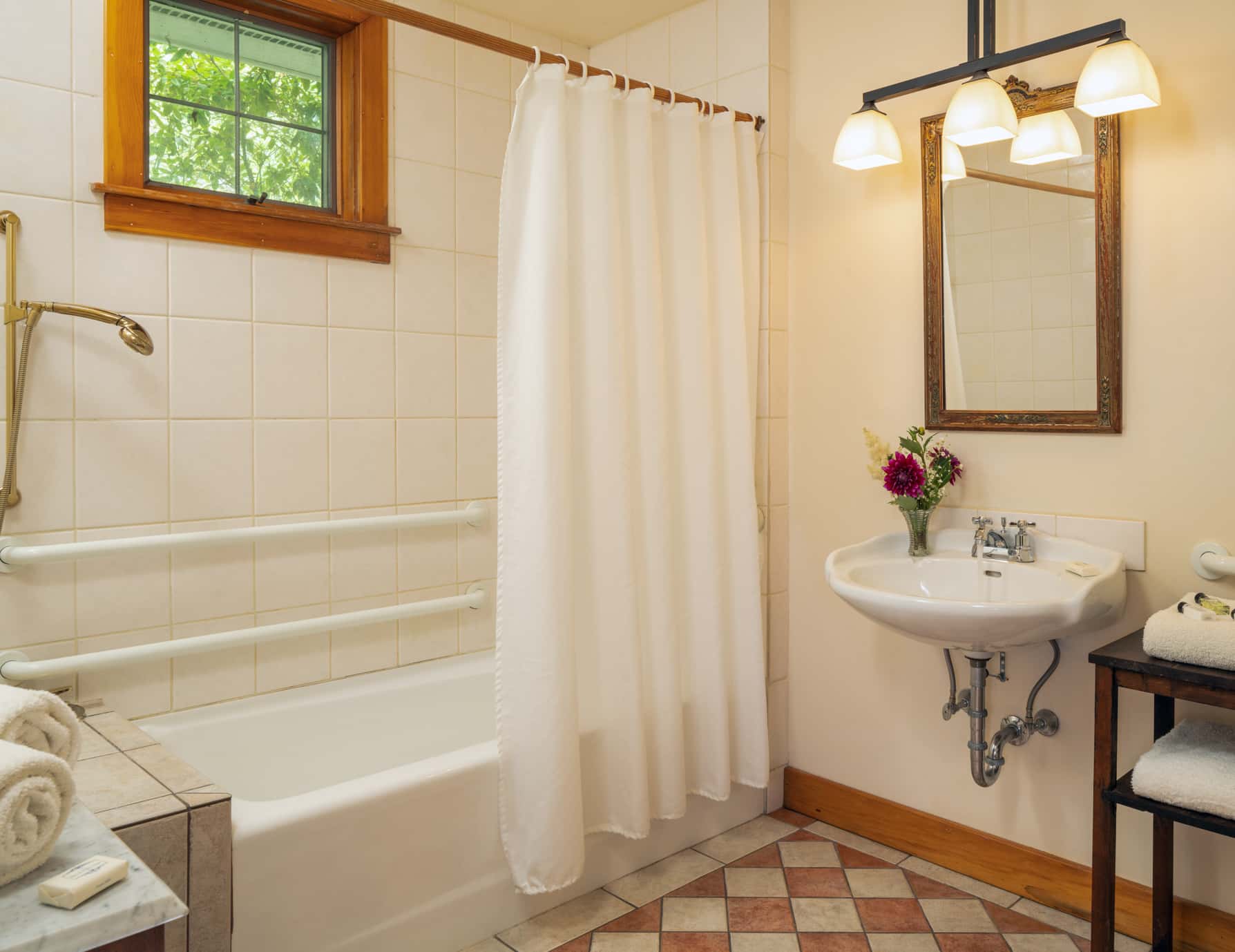 Cape house Suite bathroom with a shower tub combination