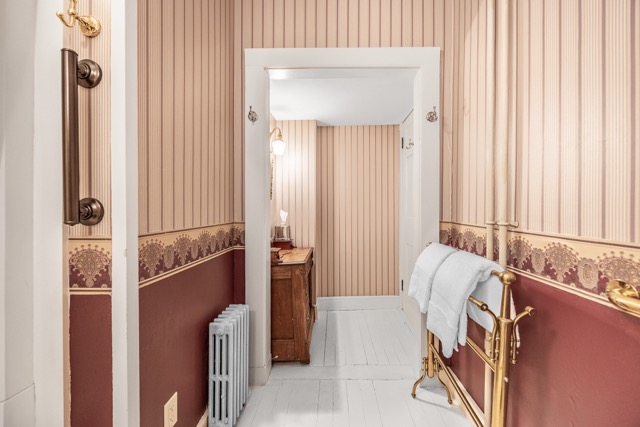 Room 10 bathroom entryway with a dressing table and mirror