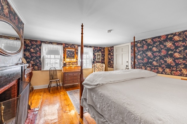 Room 4 with a sitting area, king size bed and fireplace