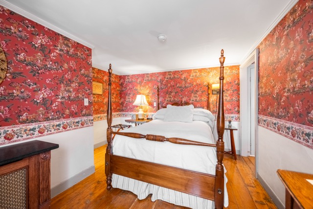 Room 2 full size bed with end tables