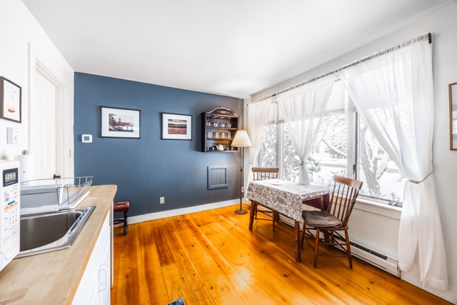 Cape House Studio with a small kitchen and a leaved table for two
