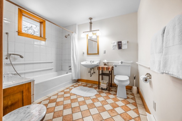 Cape house Suite bathroom with a shower tub combination